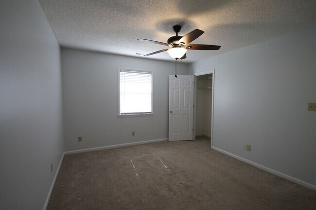Building Photo - 1077 Farm Pond Ln