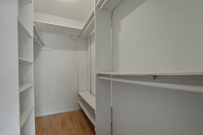 Building Photo - 7120 Deer Creek Ct