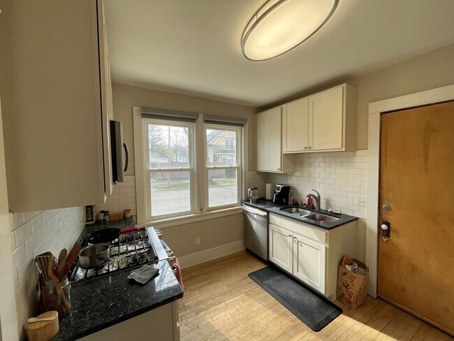 Building Photo - Updated 2 Bedroom + Den House in Downtown Madison!