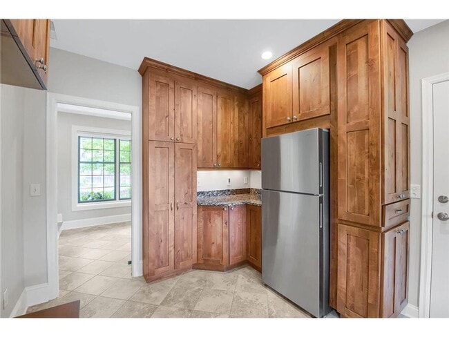 Building Photo - 3465 Deephaven Ave