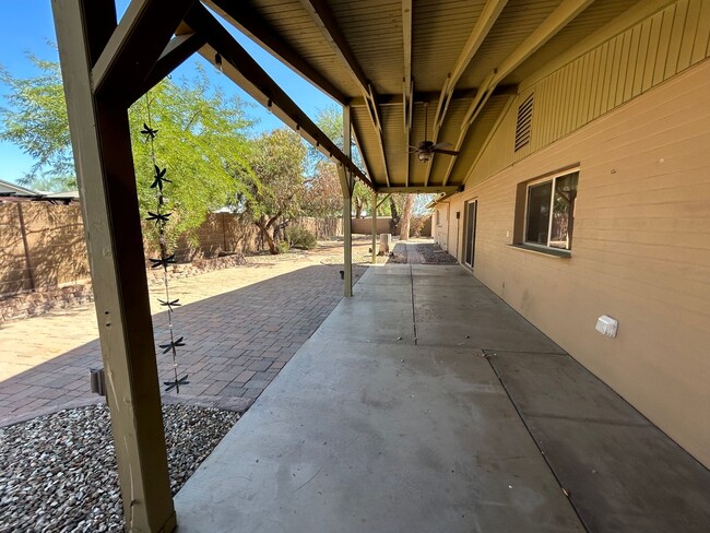 Building Photo - 3 Bedroom 2 Bath 8th and Dobson Mesa