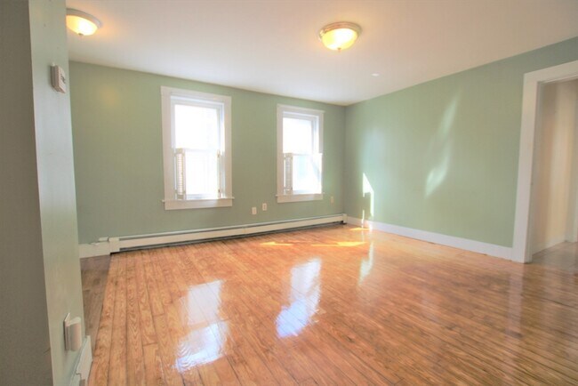 Building Photo - 35 Danforth St