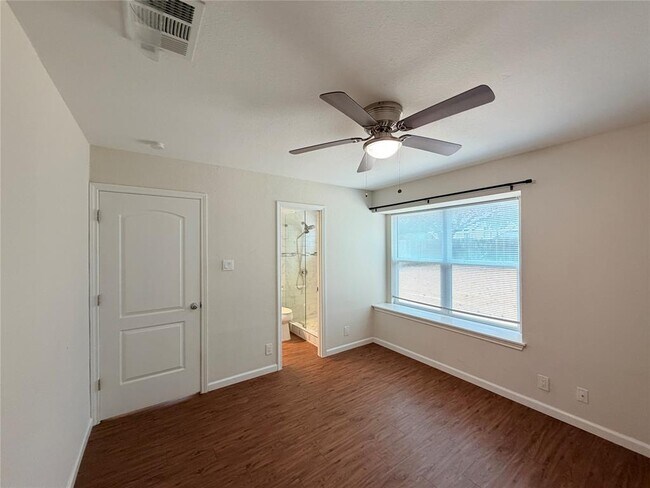 Building Photo - 1605 Parkwood Dr
