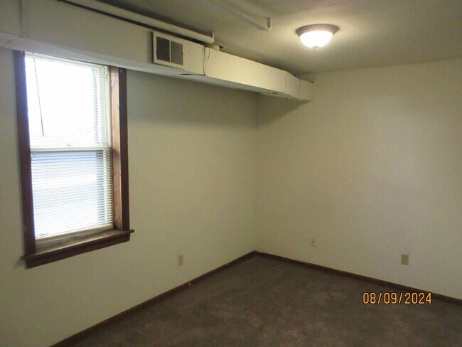 Building Photo - 819 E Center St