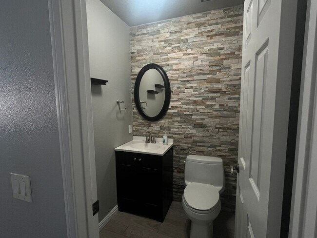 Building Photo - 4 Bedroom/2.5 Bath Home with Pool in Chino...