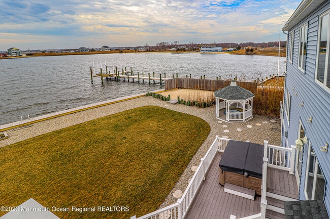 Building Photo - 1095 Island Dr