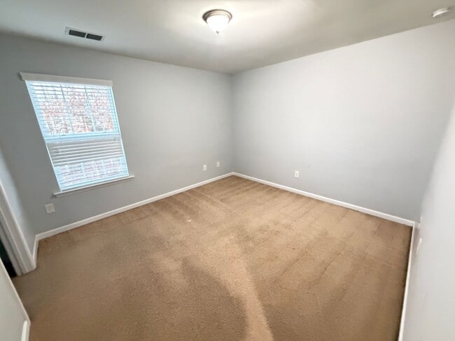 Building Photo - Expansive 5-Bedroom, 3-Story Home in Desirable Harrisburg Neighborhood