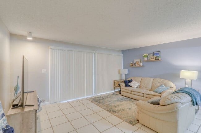 Building Photo - 1082 E Michigan St