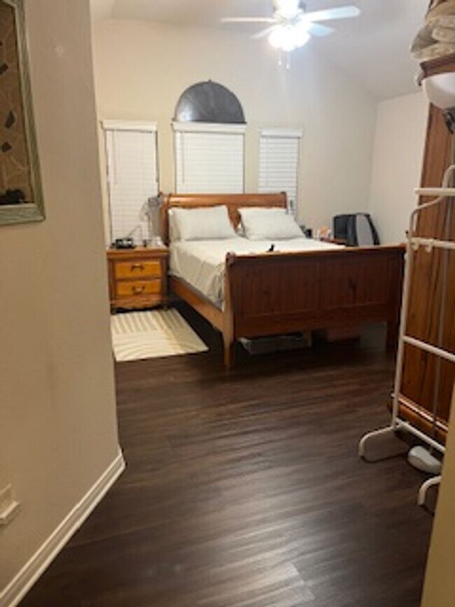 Building Photo - College Station - 3 bedroom / 2 bath / Gar...