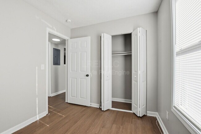 Building Photo - 419 Wood Creek Dr