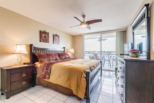 Building Photo - 5701 Bahia Del Mar Cir N