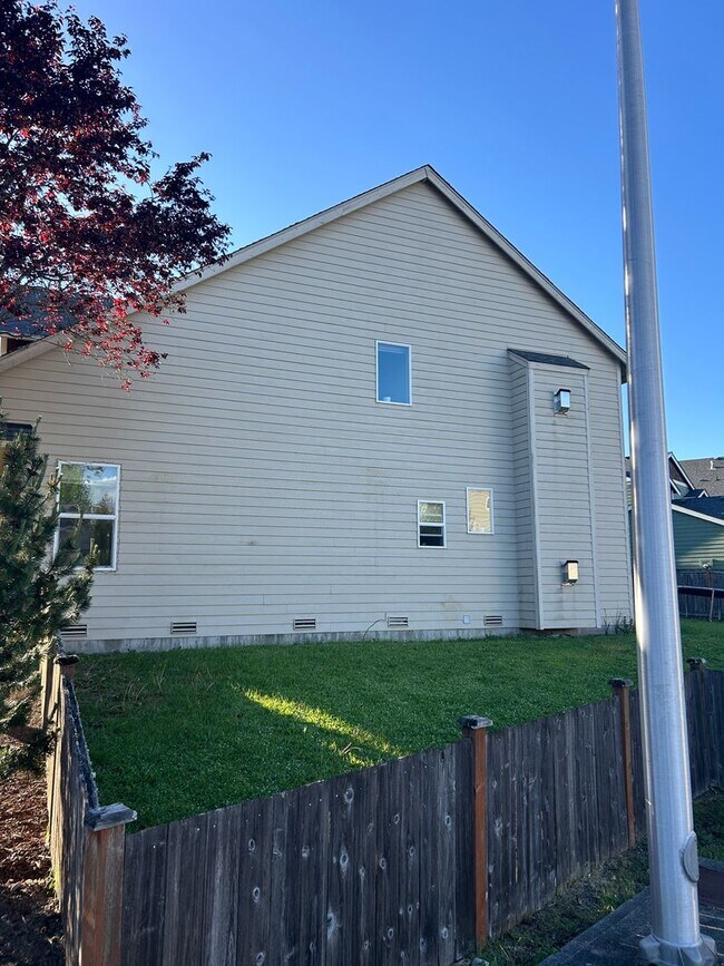 Building Photo - 4326 NE 2nd Ln