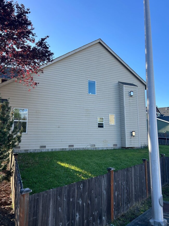 Building Photo - 4B, 2.5BA Pet-friendly home w/2-car garage...