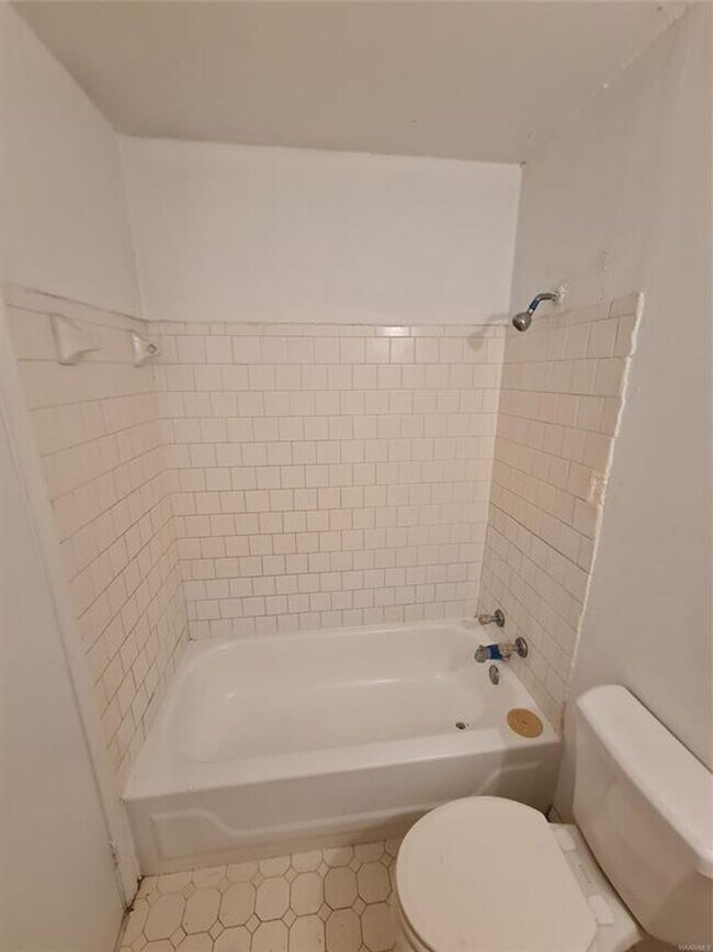 Building Photo - Washer/Dryer Included! No Carpet to worry ...