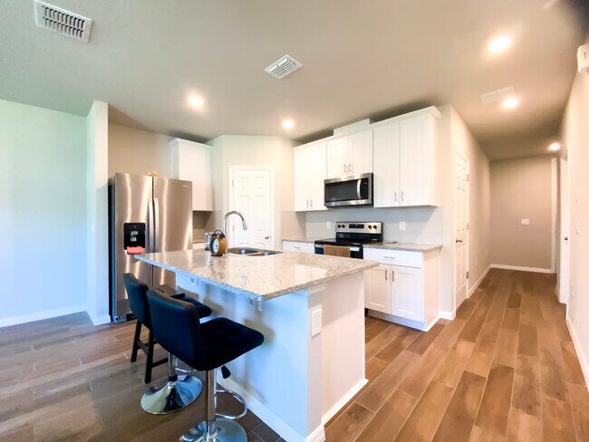 Building Photo - 561 Legacy Lp