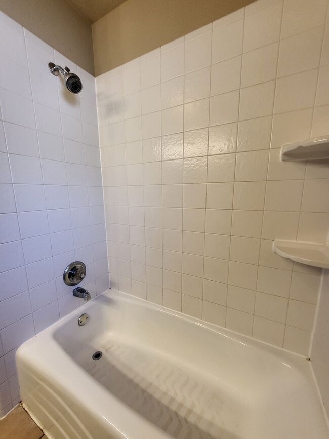 Building Photo - (3) Bed/(2.5) Bath with over 2000sqft in Blanchard Avail NOW!