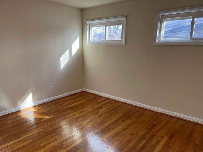 Building Photo - Lovely Split Level Close to Walter Reed, N...