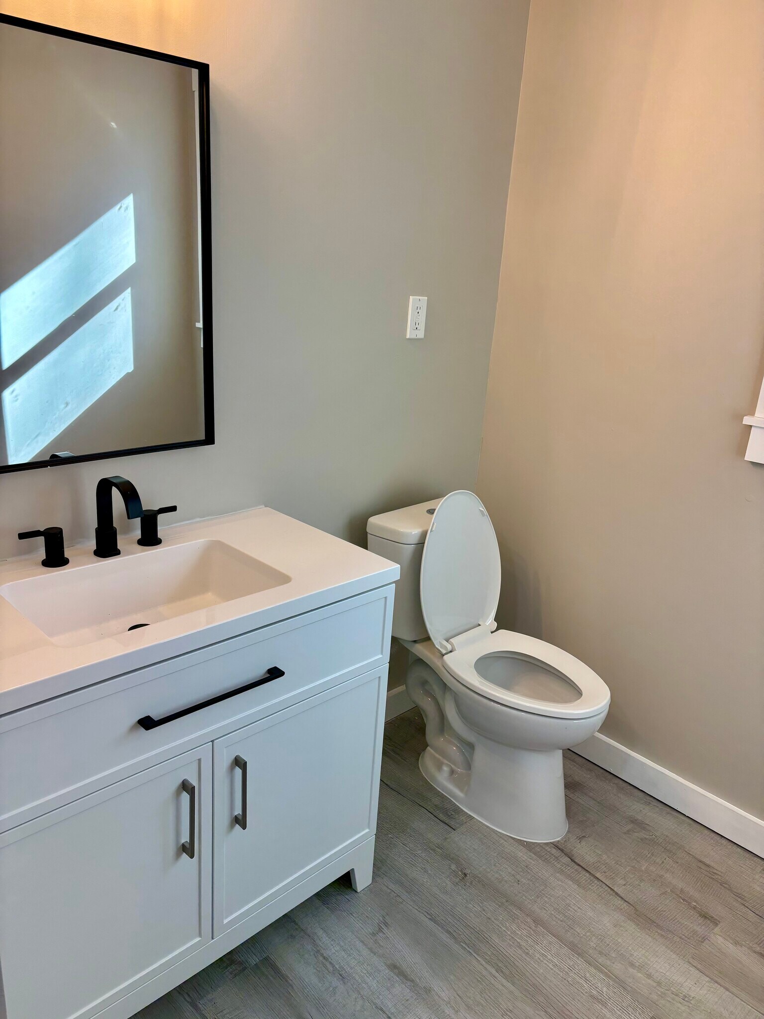 Building Photo - 1136 Chadford Rd