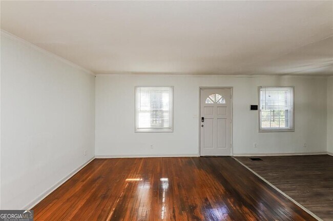 Building Photo - 210 Oak Dr SE