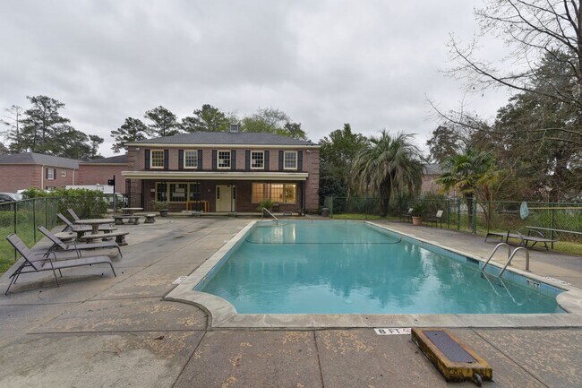 Building Photo - Beautifully Renovated 2BR/2BA with Community Pool!