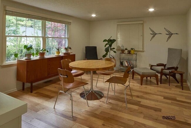 Building Photo - 532 W Broadway