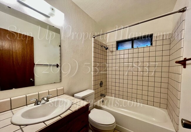 Building Photo - Spacious 3 Bedroom, 2.5 Bath Home in Myers Hill!