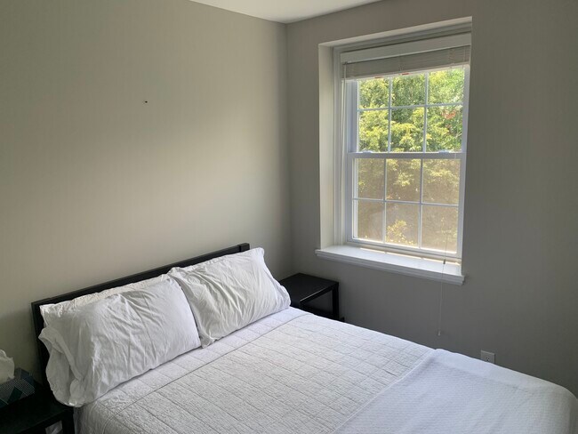 Building Photo - 2 Bed, 1 Bath Condo
