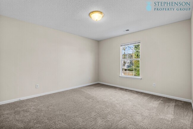 Building Photo - Fully Remodeled in Nov 2025!