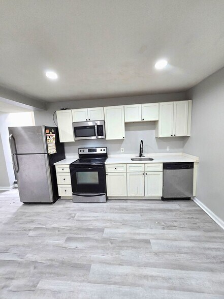 Building Photo - 457 Admiral St