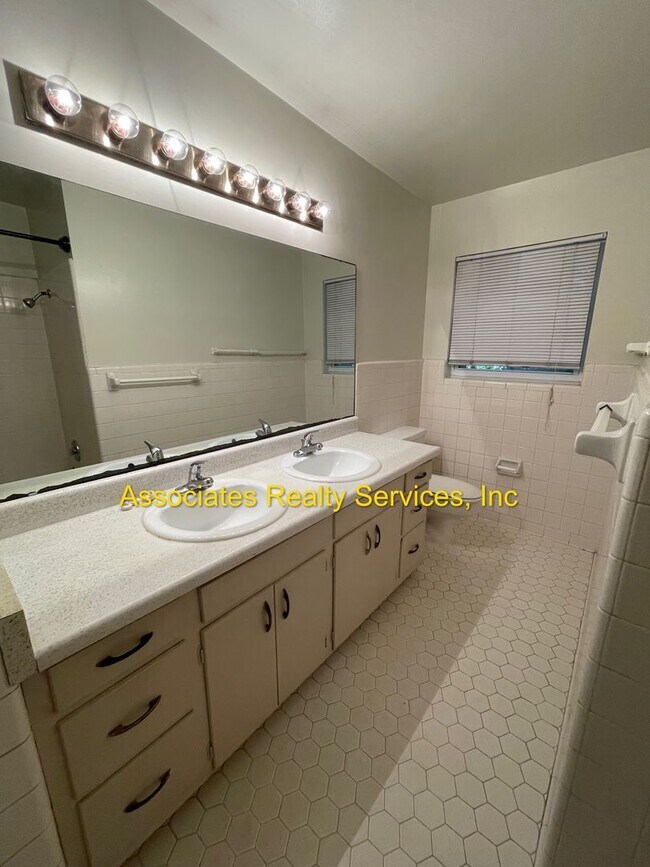 Building Photo - 3 Bed/2 Bath Spacious Home in BLACK ACRES!!!