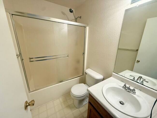 Building Photo - 2 Bed 1.5 Bath Townhouse End Unit in North Central Loveland