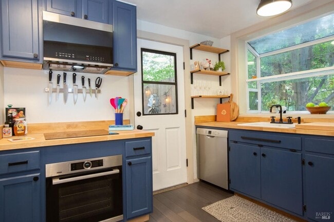 Building Photo - 654 Square Foot remodeled 2 bedroom, 1 bat...