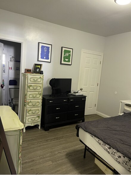 Bedroom - 7 N Miami St