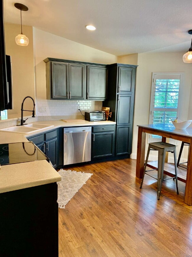 Building Photo - Beautiful Furnished Condo in Coconut Shores VIII