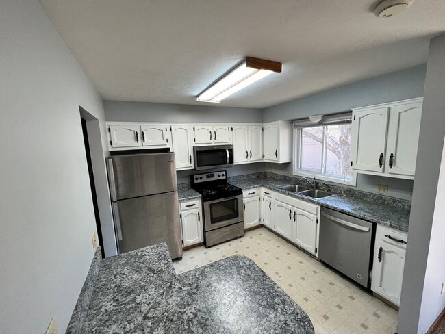 Building Photo - 3 Bedroom with Basement in Amanda Arnold S...