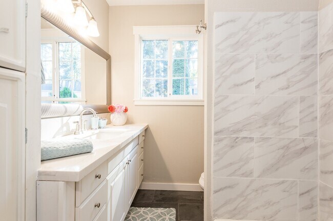 Building Photo - Gorgeous Lake Oswego Remodeled Cottage