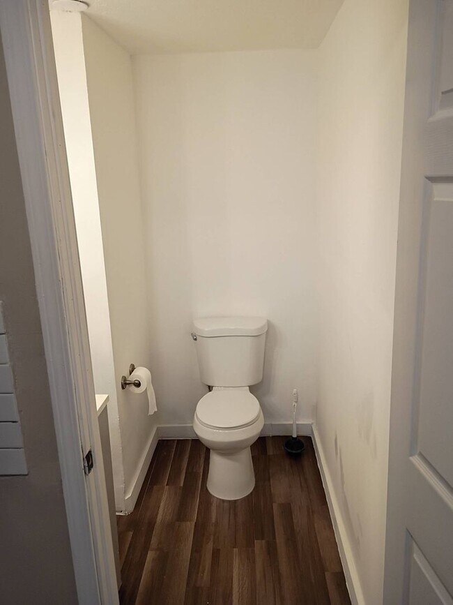 Building Photo - Charming 3 - Bedroom Property in Prime Location