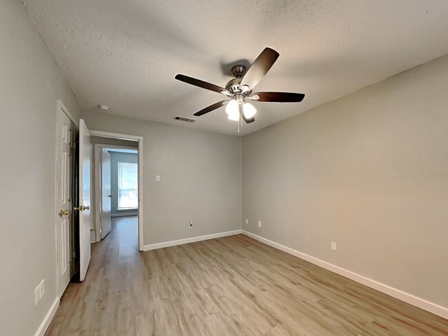 Building Photo - Remodeled 4-Bed, 2-Bath Home with Fenced Backyard in Mesquite, TX