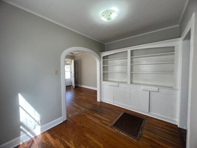 Building Photo - 215 E Rutherford St