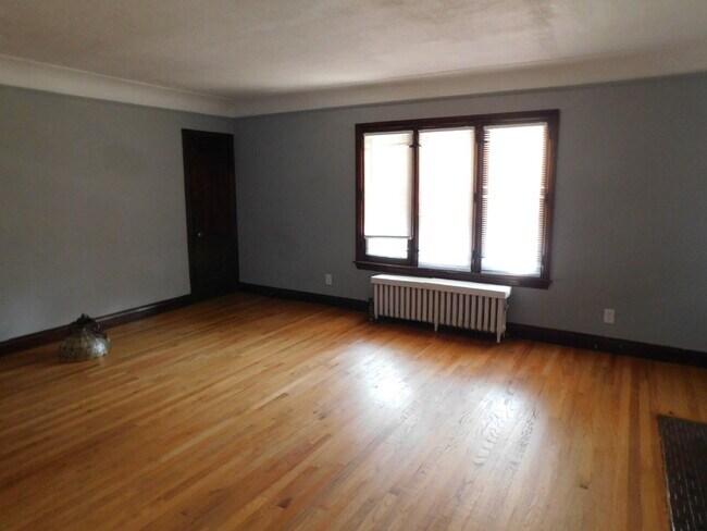 Building Photo - Clean and Tidy Upper Unit of Duplex