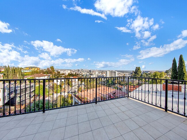 Building Photo - This Hollywood Home is a Must-See!