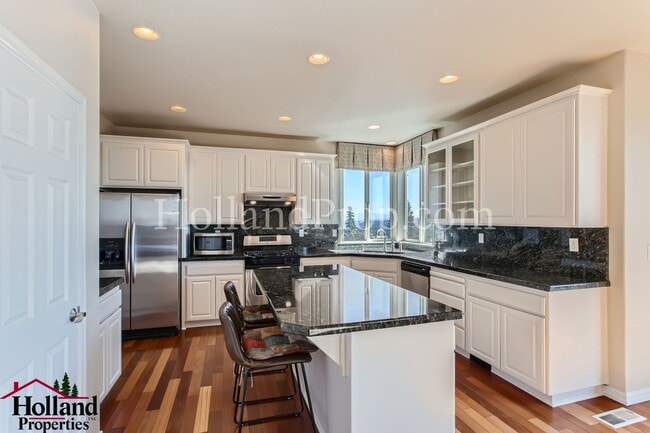 Building Photo - Beautiful 5-Bedroom Retreat with AC, Deck & Breathtaking Views