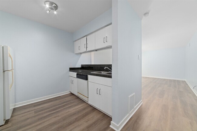 Building Photo - 3300 Yorktown St