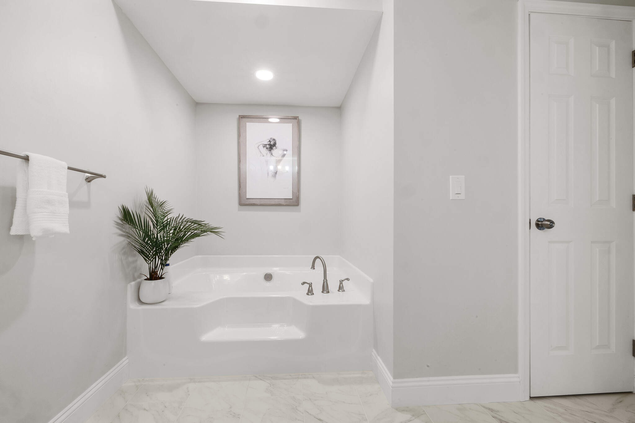 Luxurious tub - 180 S Pier Rd