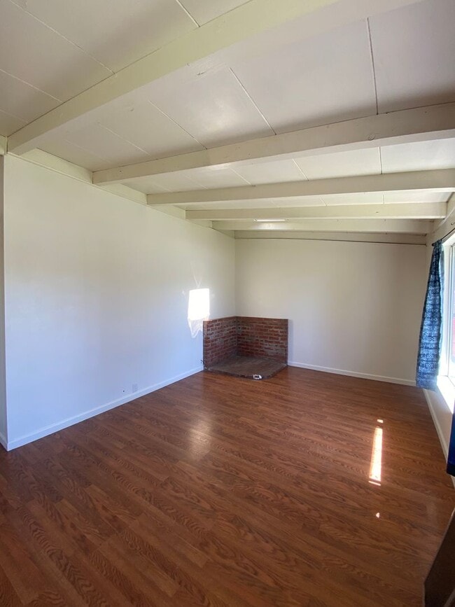 Building Photo - 3 Bed/1 Bath with Large fenced yard in central Paso Robles near Highschool!