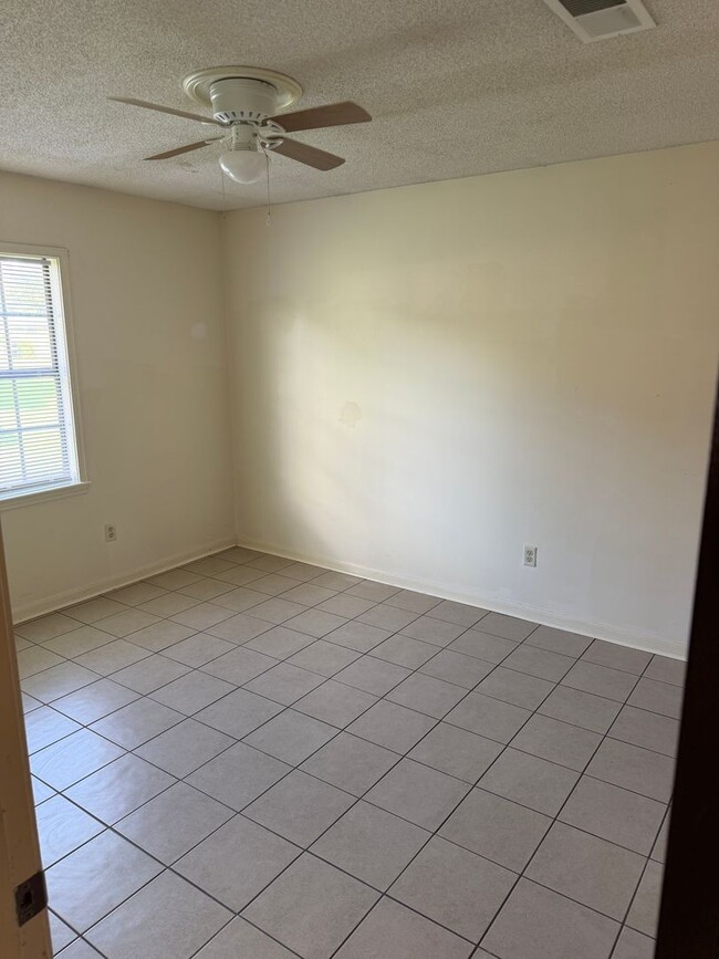 Building Photo - 6009 Quail Ridge