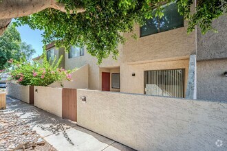 Building Photo - 3 bedroom townhome for rent