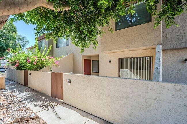 Primary Photo - 3 bedroom townhome for rent