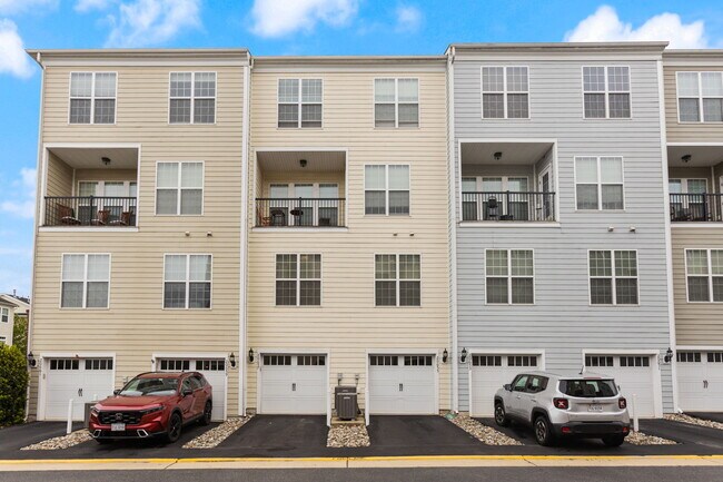 Building Photo - 20657 Sibbald Sq