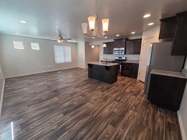 Building Photo - Spacious 4 Bedroom Home!